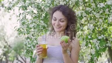 一个女人在苹果的背景下从罐子里<strong>倒果汁</strong>